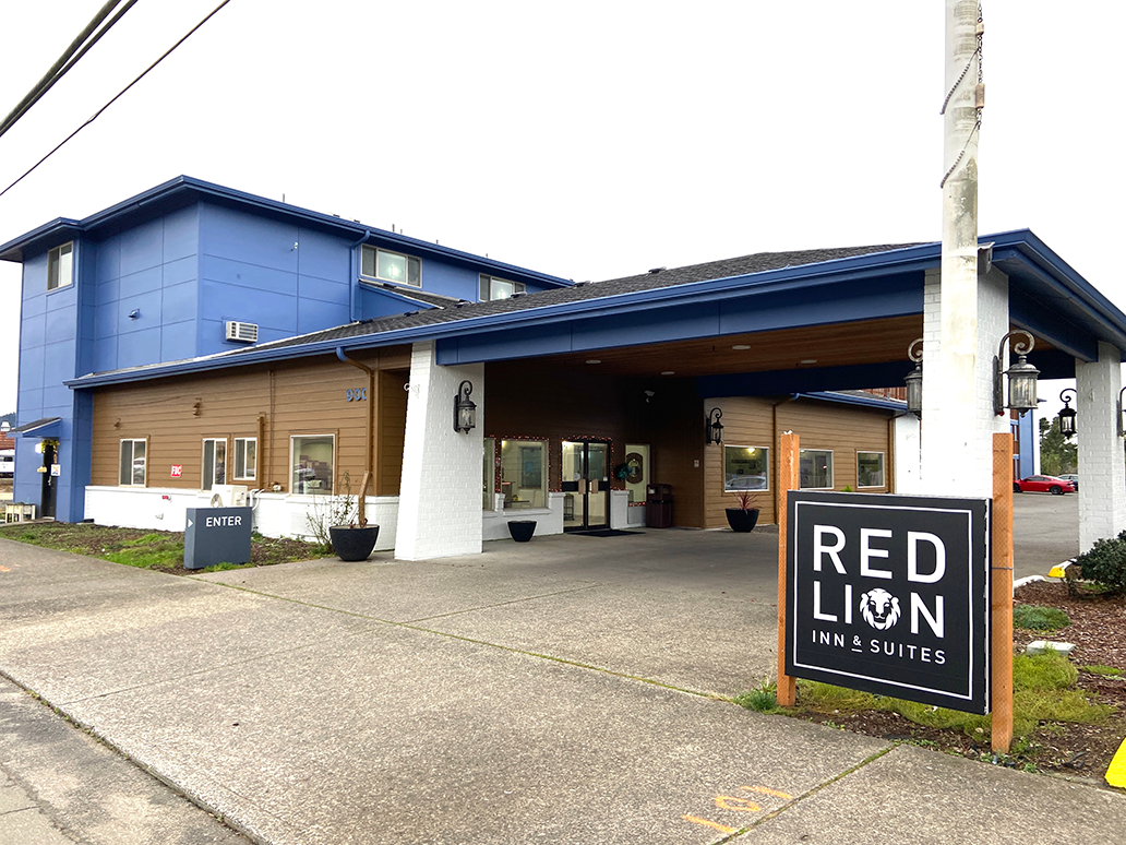 The outside of the Red lion inn and suites in Seaside, Oregon.