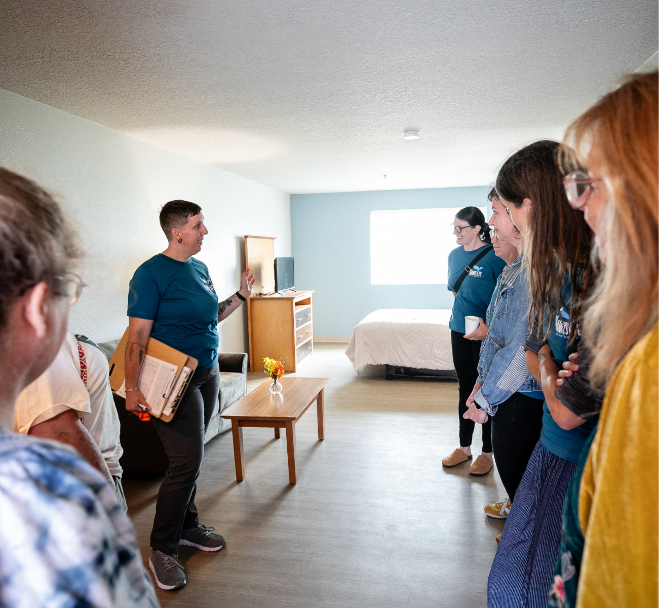 Un grupo visita el interior de los apartamentos Hawk's Eye en Seaside, Oregon.